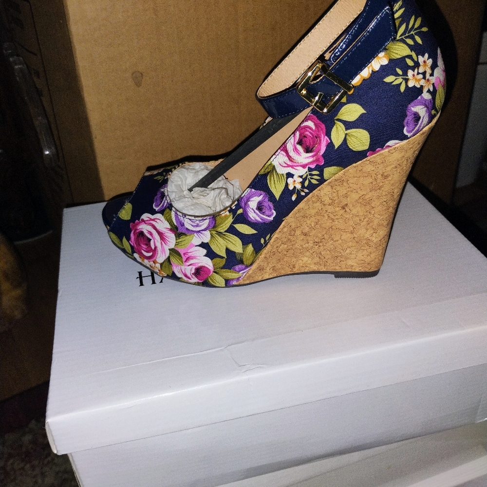Navy Blue Floral Peep-Toe Women's Shoes by Hailey Jeans Co.  Size 8
